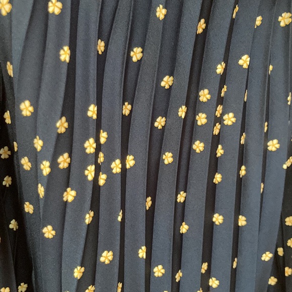 Pleated pull-on luster charmeuse midi skirt in tiny blooms print - Picture 5 of 6